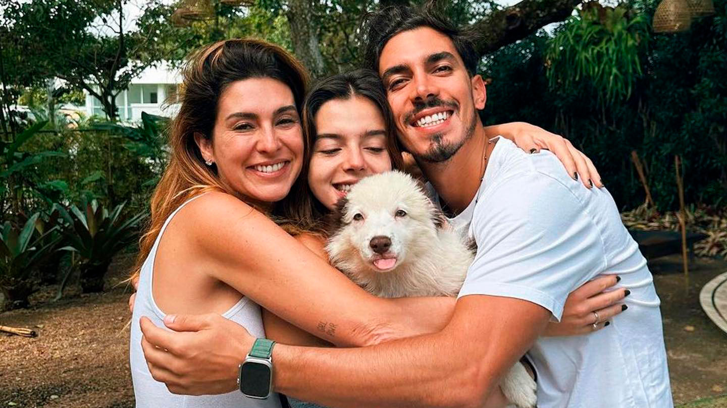 Fernanda Paes Leme recebe o cachorro das mãos de Giovanna Lancellotti e Gabriel David. Foto: Reprodução/Instagram 11.08.2023