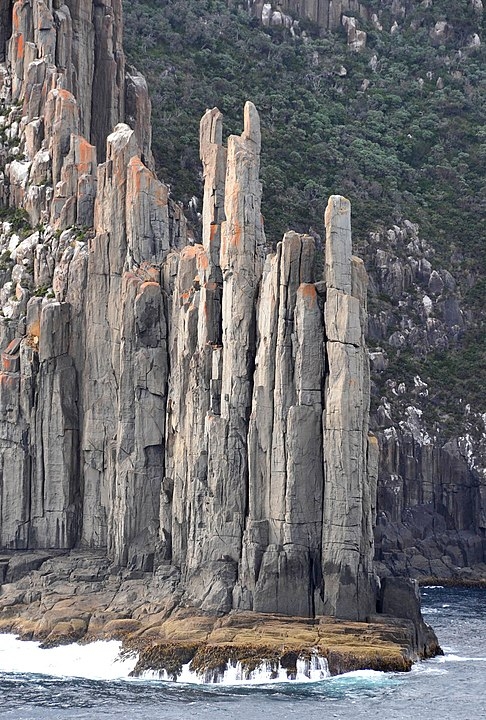 Cape Raoul (Tasmânia) - O litoral tem colunas formadas por magma resfriado, que criam um aspecto inusitado à beira-mar. 