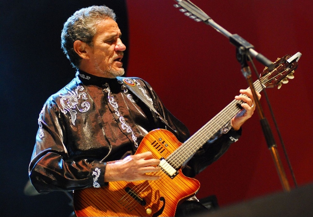 Zé também se dedicou a homenagear artistas fundamentais em sua formação. Ele gravou discos reinterpretando canções de Bob Dylan, Beatles, Luiz Gonzaga, Jackson do Pandeiro e até Chico Buarque, sempre imprimindo sua marca pessoal.
 Reprodução: Flipar