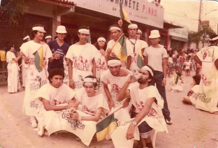 No início dos anos 1970, as fantasias começaram a ser substituídas pelas mortalhas, que eram túnicas longas, geralmente pretas, com símbolos religiosos ou políticos. Reprodução: Flipar