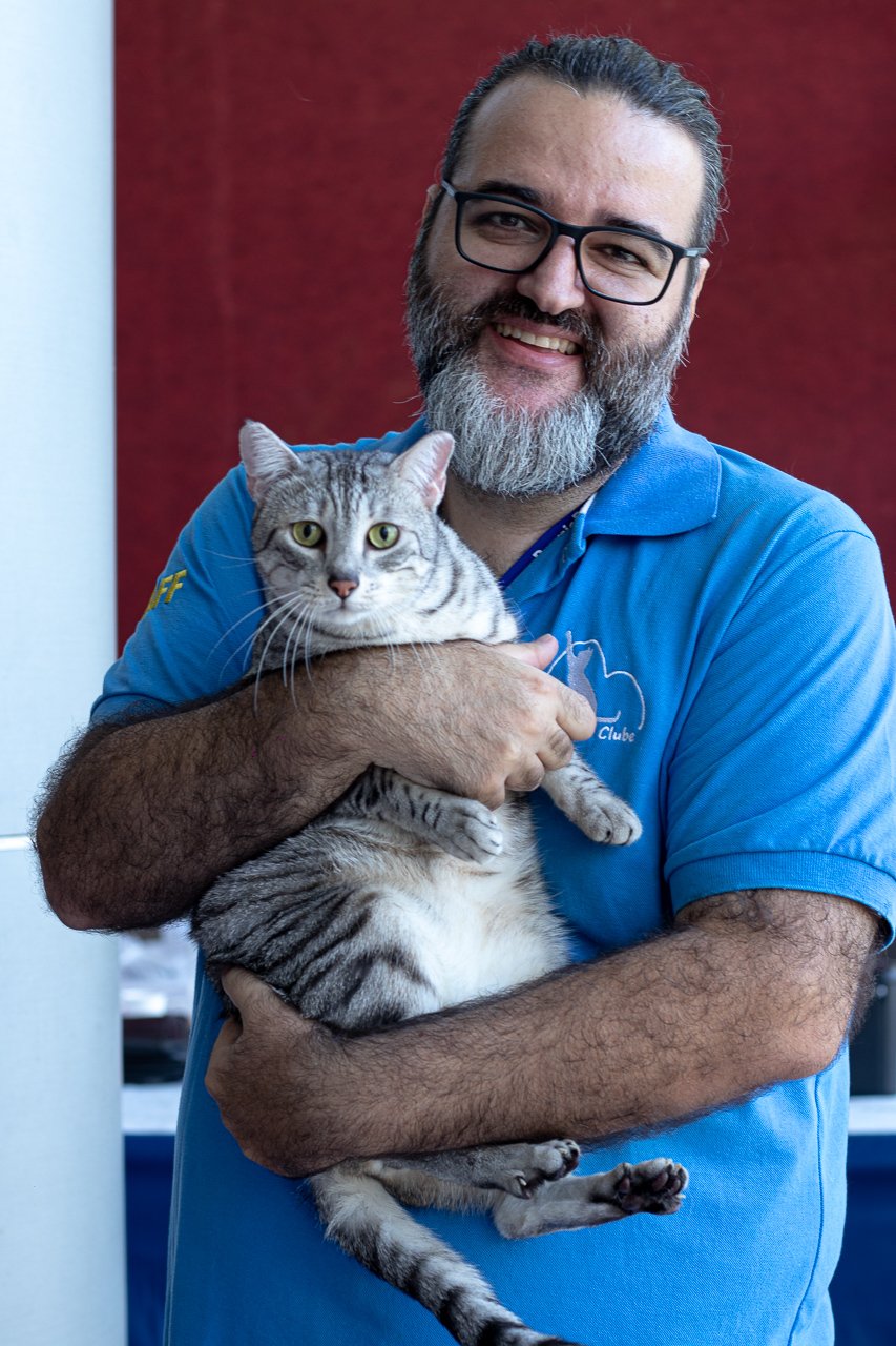 Flavio Vicente Machado é tutor de gatos da raça Mau Egípcio