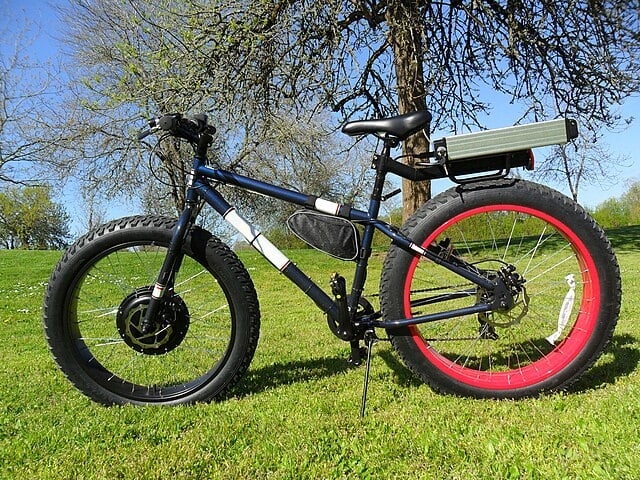 A bicicleta elétrica, também conhecida como ebike, é um veículo motorizado, dotado de um sistema de bateria e motor elétrico. 
 Reprodução: Flipar