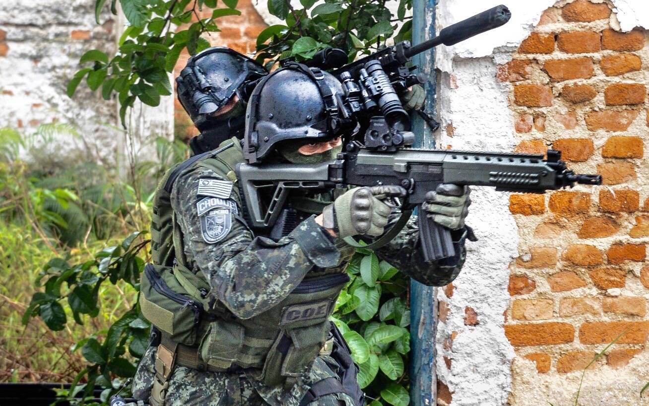 Enquanto um Policial do COE inicia sua progressão de terreno com seu rifle calibre 5.56, ele recebe cobertura de um atirador de elite que usa um rifle de longa distância calibre 7.62. Foto: Major PM Luis Augusto Pacheco Ambar