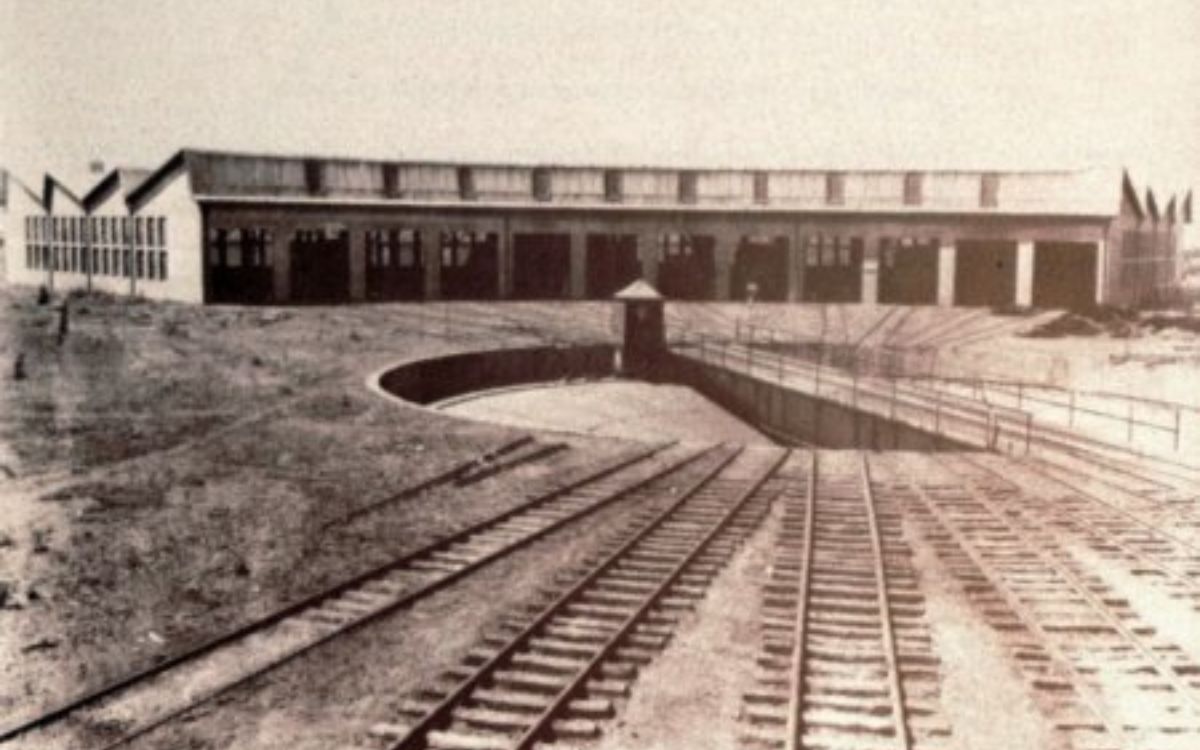 Cruz Alta (RS): Construída provavelmente nos anos 1930 ou 1940, a rotunda de Cruz Alta tinha 90 graus e ficava na linha de Marcelino Ramos a Santa Maria.  Em 2017, registros mostravam a estrutura abandonada, com parte da cobertura modificada em reformas anteriores.. Foto: Reprodução/Estações Ferroviárias do Brasil