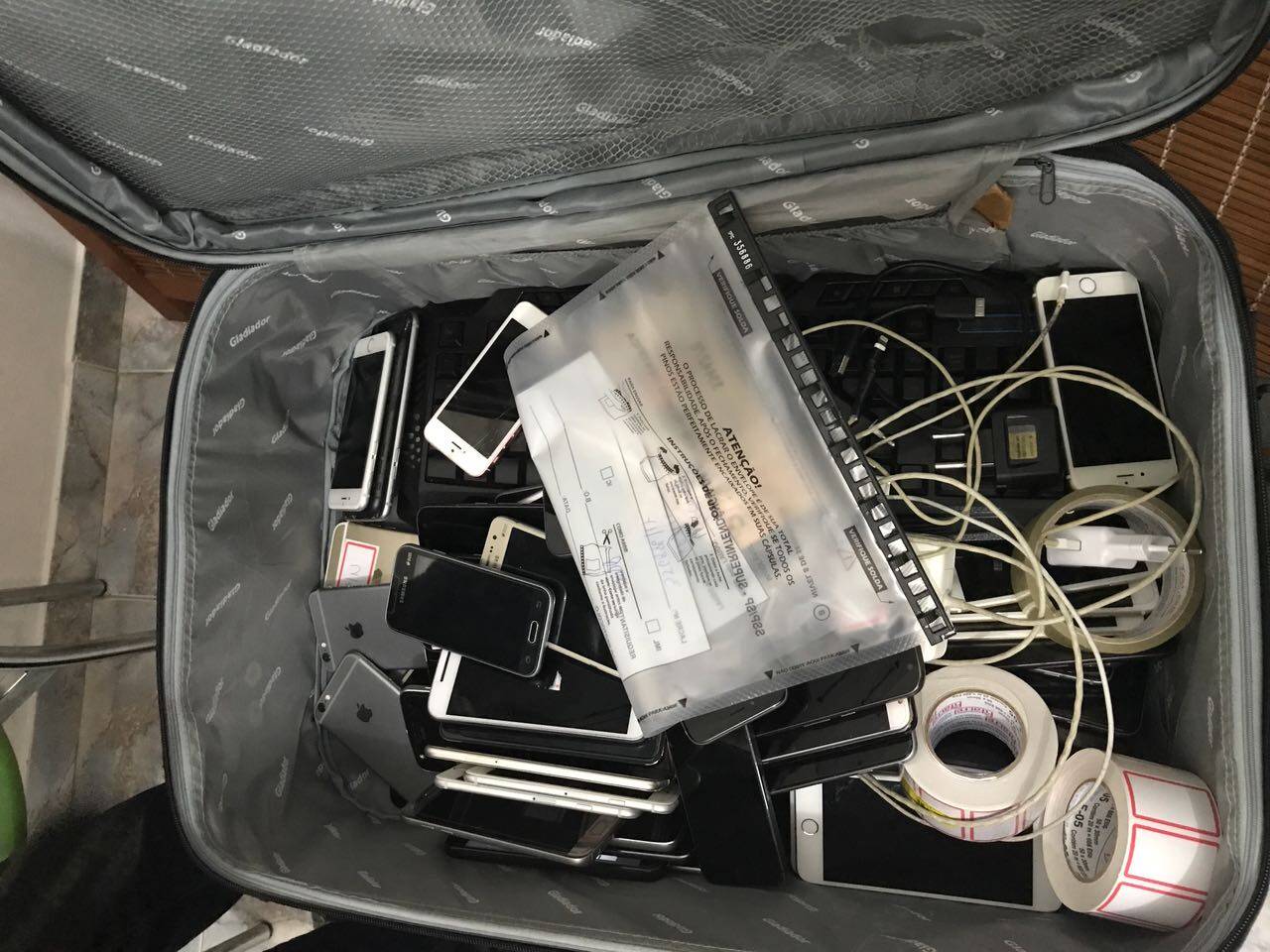 ROCAM apreendeu 167 celulares, 26 relógios, três notebooks, dez tablets e duas máquinas fotográficas.. Foto: Divulgação/ROCAM