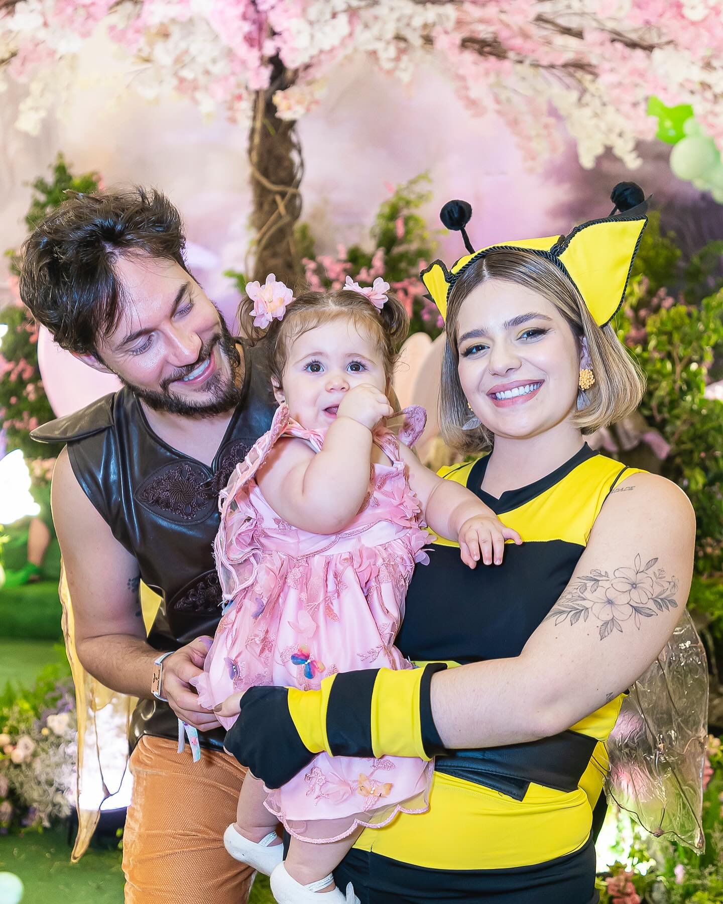 A aniversariante se transformou em uma borboleta para celebrar ao lado dos pais. A influenciadora entrou no clima como abelha e o influenciador como vagalume. Reprodução/Instagram