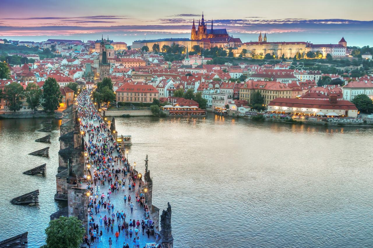 Tchéquia (Antiga República Tcheca) - 11 milhões de habitantes. Capital: Praga