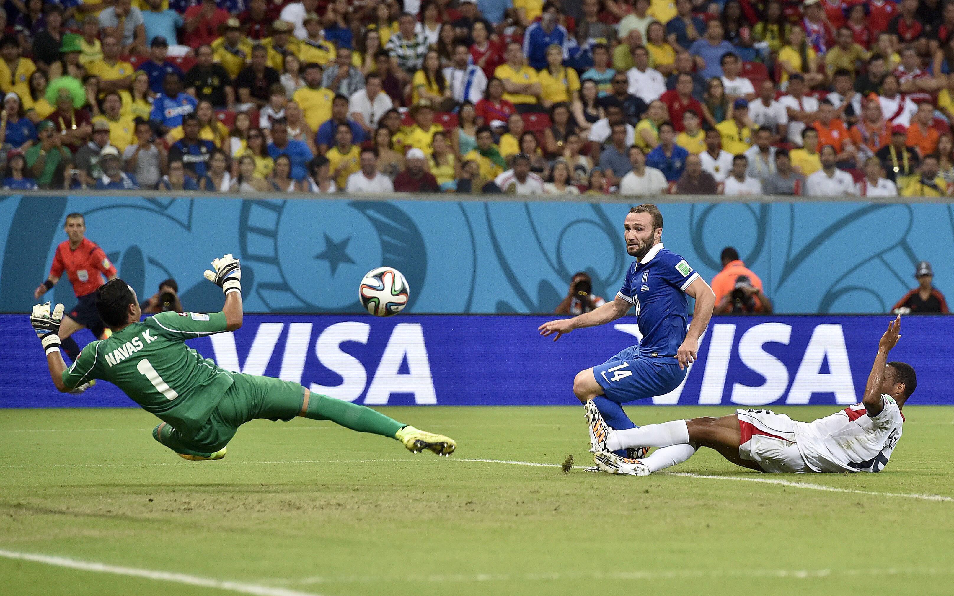 Goleiro costarriquenho Navas impede Salpingidis de abrir o placar na Arena Pernambuco AP/Martin Meissner