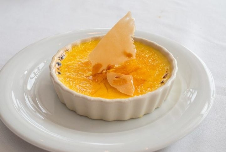 Crème Brûlée - Uma sobremesa clássica francesa, feita com creme de baunilha e açúcar caramelizado na superfície Reprodução: Flipar