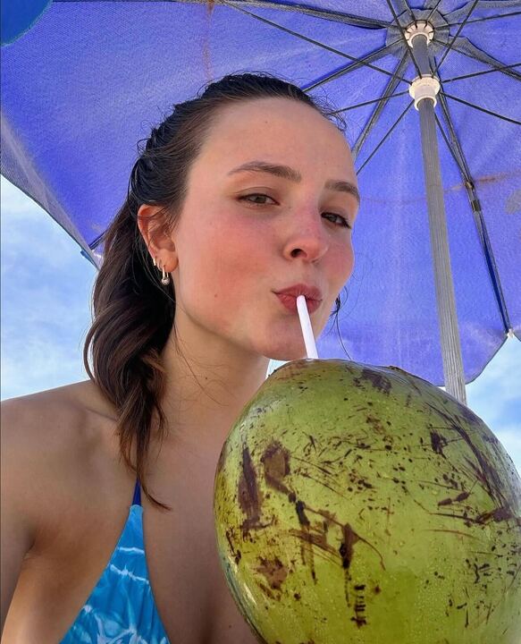 Larissa Manoela posa de bíquini em praia Reprodução/Instagram - 07.03.2024