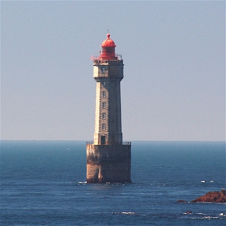 Farol de La Jument, França - Construído entre 1904 e 1911, fica a 2 km da ilha de Ouessant e é um dos faróis mais espetaculares da costa francesa.   Reprodução: Flipar