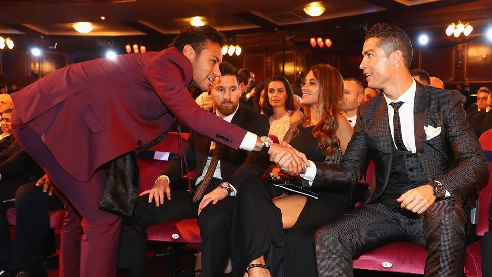 Neymar cumprimenta Cristiano Ronaldo sob os olhares atentos de Messi. Foto: Divulgação/Fifa