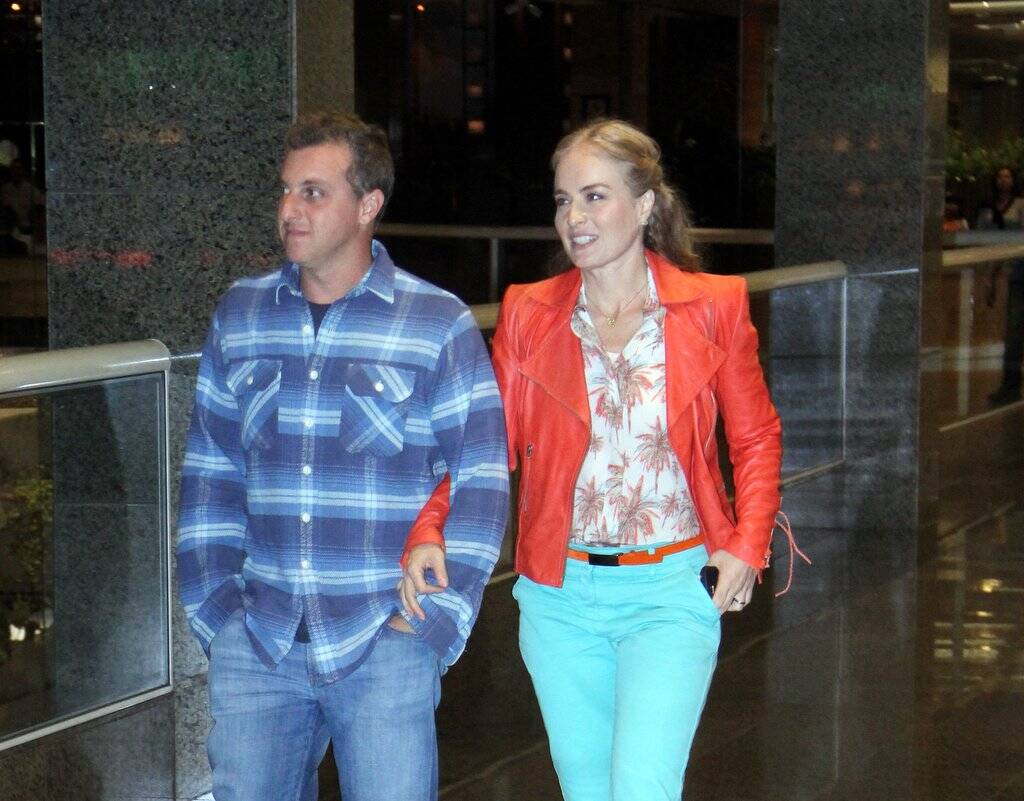 Angélica e Luciano Huck caminham de braços dados em shopping do Rio AgNews