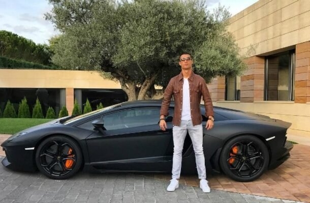 Cristiano Ronaldo já desfilou com uma Lamborghini Aventador de 1,5 milhão de reais. Foto: Instagram/CR7 Reprodução: Jogada10