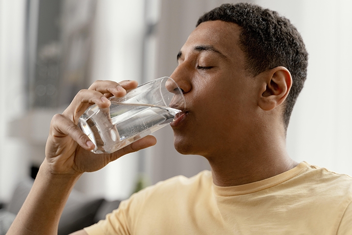 A transmissão ocorre via ingestão de água ou alimentos contaminados pelo vírus, que se multiplica no trato intestinal e pode se espalhar para o sistema nervoso. Reprodução: Flipar