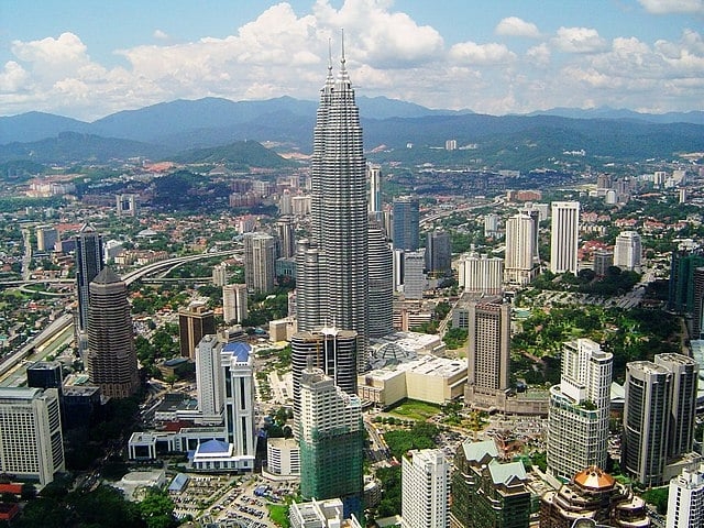 Petronas Towers - As torres gêmeas ficam em Kuala Lumpur, capital da Malásia. Elas têm 451,9 metros de altura. Inauguradas em 1999.  Reprodução: Flipar