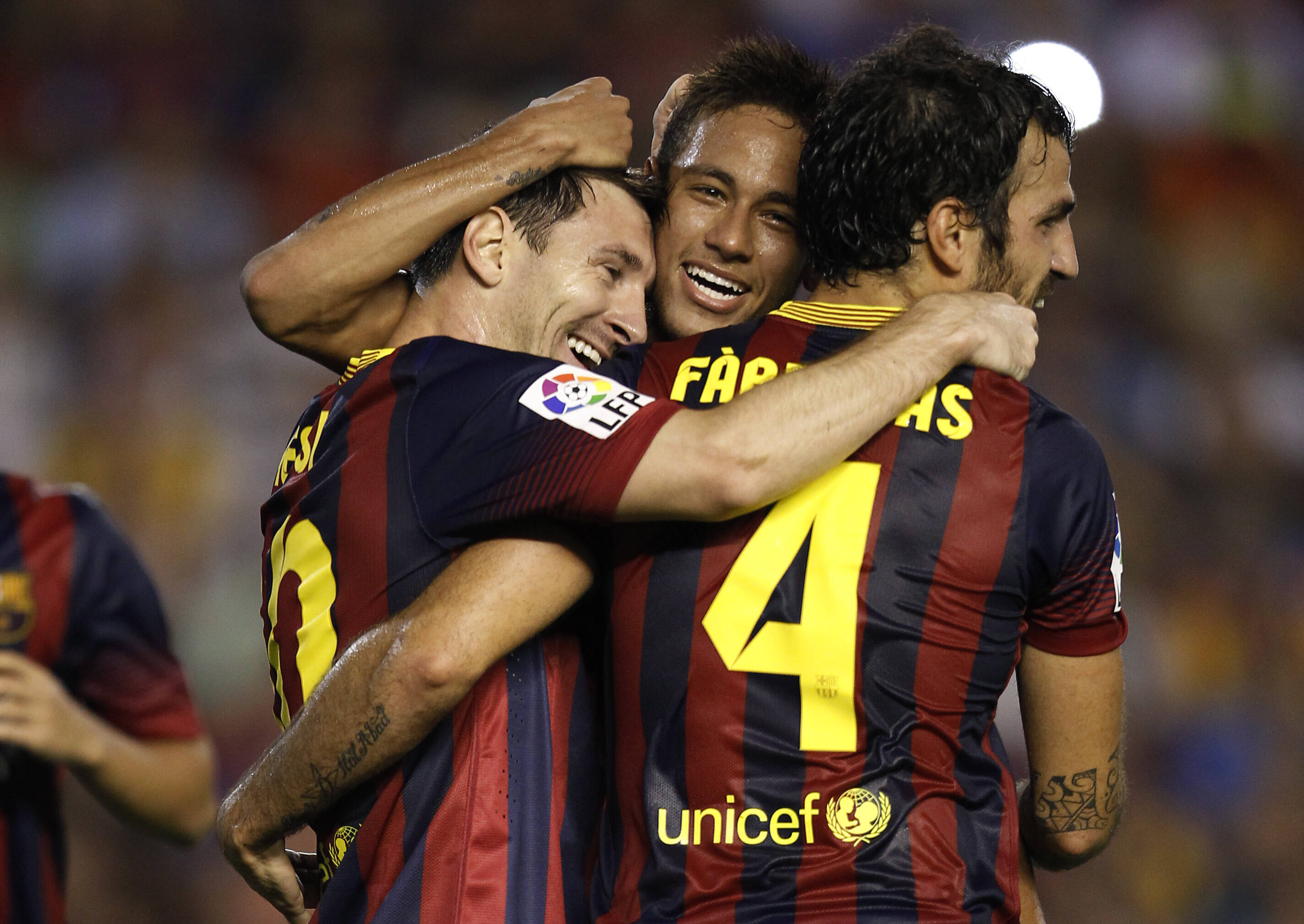 Messi, Neymar e Fàbregas comemoram gol do Barcelona contra o Valencia. Foto: Alberto Saiz/AP