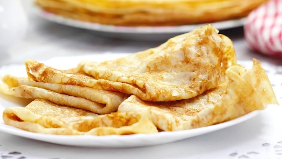 4º - Crepes (França): Estas panquecas finas são feitas com farinha de trigo e têm origem na região francesa da Bretanha. Embora sejam um alimento básico francês e um prato nacional, os crepes são tão populares que se espalharam pelo mundo desde a virada do século 20, quando a farinha de trigo branca se tornou acessível. Reprodução: Flipar