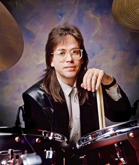 Em 9º lugar, com um milhão de dólares a mais (US$ 25 milhões - ou R$ 128,7 milhões), está o americano Jeff Porcaro, eternizado como baterista da banda Toto. Ele faleceu em 1992, aos 38 anos, após parada cardíaca. 