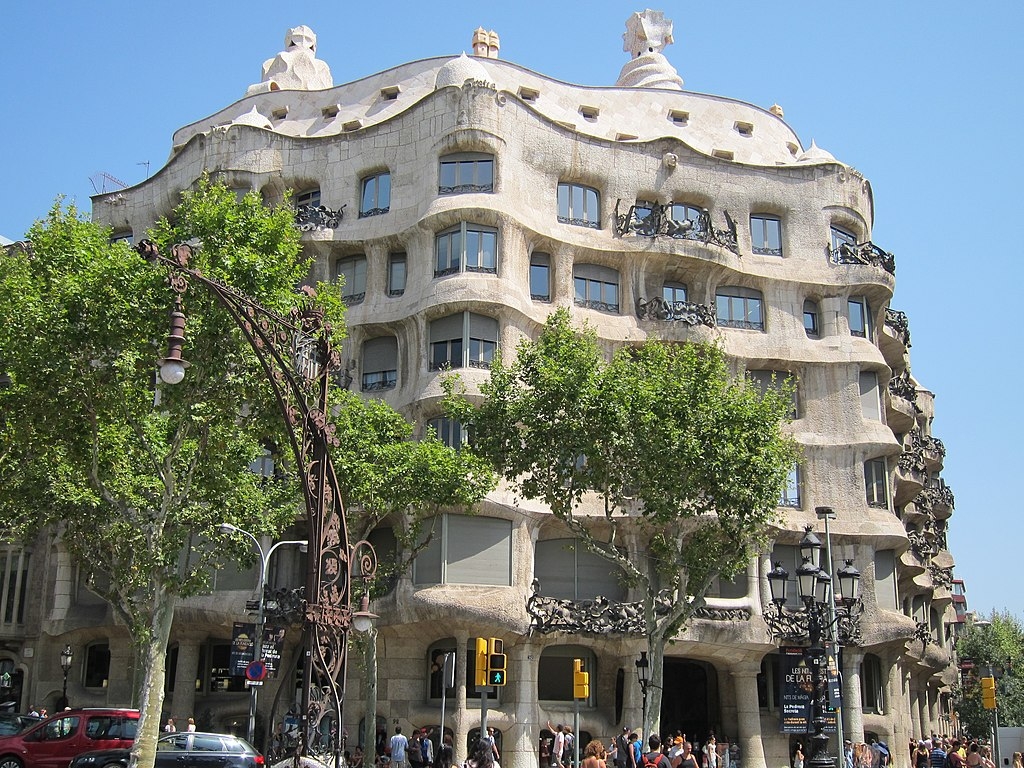 Casa Milà (La Pedrera) - Concluída em 1912, La Pedrera, outra obra de Gaudí, é conhecida por sua fachada ondulante e inovador uso do espaço. O edifício foi declarado Patrimônio Mundial pela UNESCO em 1984 e é um exemplo da genialidade arquitetônica de Gaudí. Reprodução: Flipar