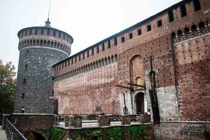 Construído em 1460 por Francesco Sforza e aprimorado por Ludovico Sforza, o castelo teve Da Vinci como colaborador em seu planejamento e decoração. Reprodução: Flipar