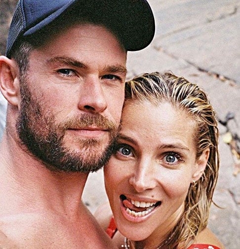 O casal de atores Chris Hemsworth e Elsa Pataky foi alvo de críticas nas redes sociais por supostamente terem comprado um cachorro de criadouro. Na foto que postou com o pet, um pastor-alemão, a atriz mencionou a Capaill Coloured Shepherds, um criadouro australiano que vende cães da raça por até R$ 24 mil. 
 Reprodução: Flipar