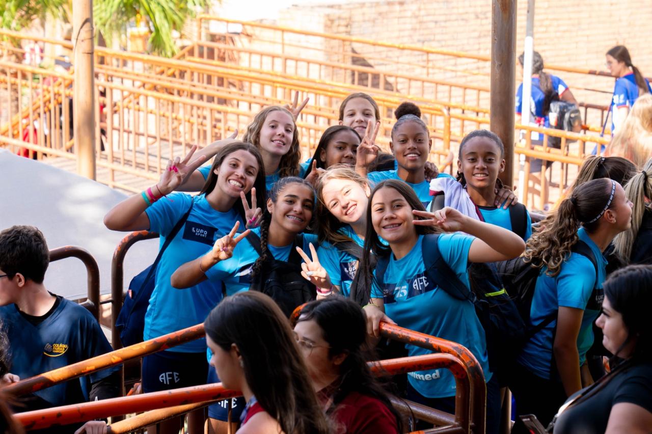 Atletas e comissão técnica da Ferroviária têm dia divertido no Hopi Hari, com direito a anúncio oficial de parceria entre a equipe e o parque. Foto: Divulgação