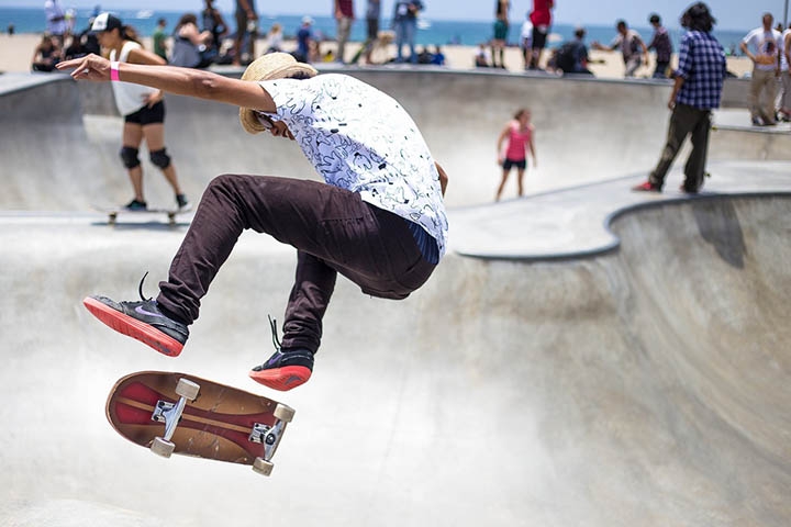 Nas décadas seguintes, surgiram as primeiras competições e o skate começou a passar por melhorias que permitiram manobras mais arrojadas. 
 Reprodução: Flipar