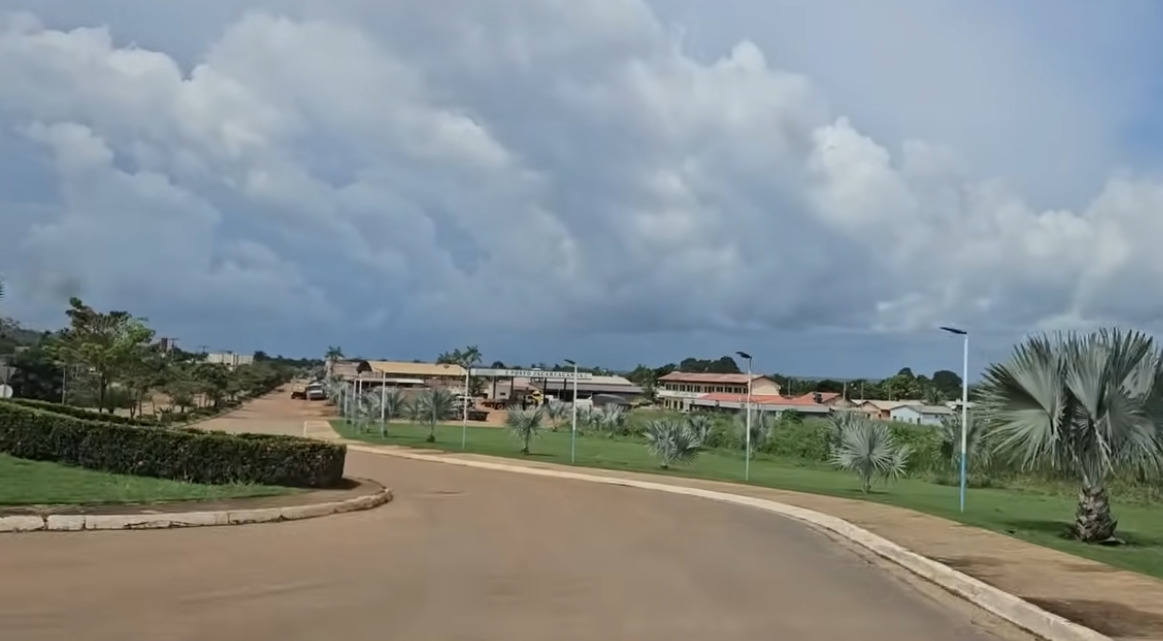 Jacareacanga (PA) - 38,92 pontos - Distância de grandes centros prejudica o desenvolvimento econômico. Sofre com a exploração de ouro ilegal que degrada o ambiente. Infraestrutura urbana é insuficiente para atender à população.
 Reprodução: Flipar