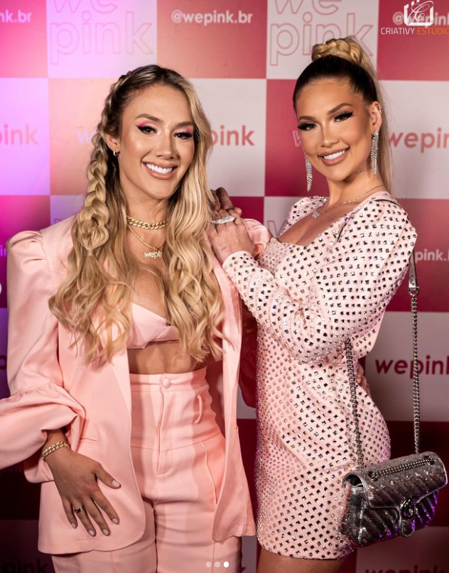 Virginia e parceira Samara promovendo a Reprodução WePink