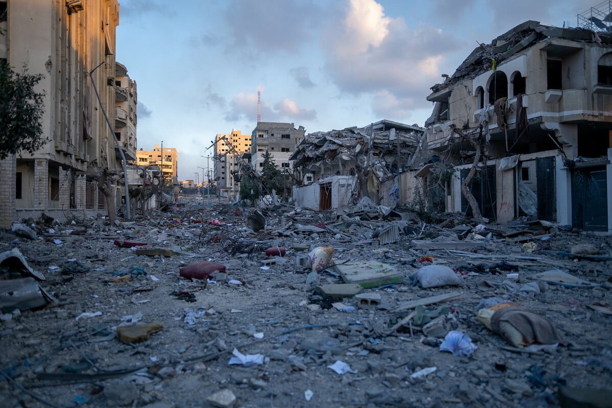 A destruição foi causada pelos ataques aéreos israelenses no bairro de Al Remal, no centro da Cidade de Gaza