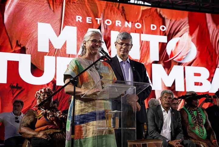 Ao longo dos séculos, tesouros culturais de países colonizados foram espalhados pela Europa, inclusive os brasileiros. Mas em setembro de 2024 um artefato sagrado voltou para o solo nacional, 300 anos depois: um manto dos Tupinambás. Reprodução: Flipar