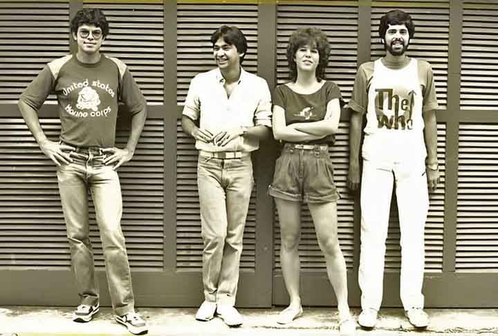 Em 1981, Paula fundou a banda Kid Abelha ao lado do baterista Beni Borja, o guitarrista Pedro Farah e Leoni, baixista, cantor e principal compositor. Ela superou a timidez quando foi convidada a cantar e se tornou a vocalista do grupo, além de também escrever algumas músicas.  Reprodução: Flipar
