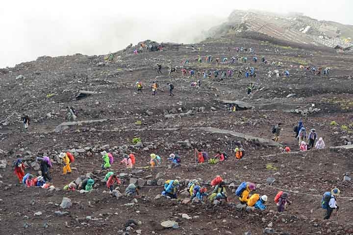 Nele, há um cone vulcânico frequentemente nevado sendo uma figura importante da arte japonesa. O trabalho artístico que retratou esta montanha é conhecido como “36 vistas do monte Fuji”, do pintor de Ukiyo-e, Hokusai. Existem também inúmeras menções ao monte Fuji na literatura japonesa. Reprodução: Flipar