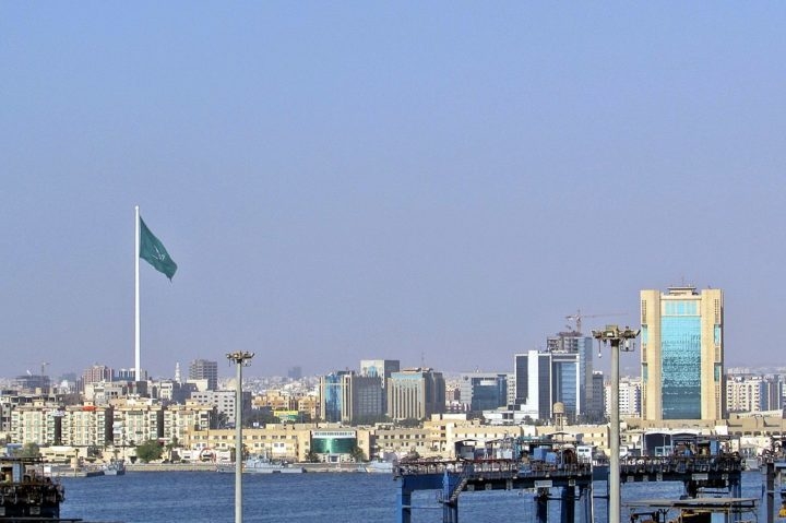 Jeddah, também chamada no Brasil de Gidá, fica no litoral do Mar Vermelho e abriga o maior porto do país.  Reprodução: Flipar