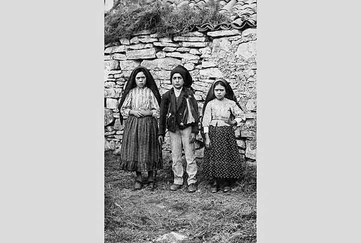 Os irmãos Francisco e Jacinta Marto, e sua prima Lúcia, pastores de ovelhas, ficaram conhecidos como “Pastorinhos de Fátima”. 
 Reprodução: Flipar