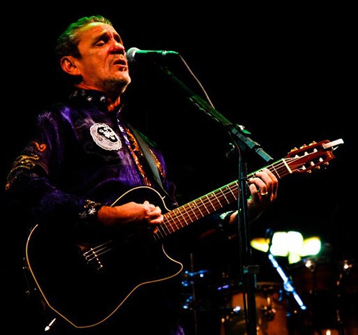 A infância do artista foi marcada por acontecimentos decisivos. Órfão de pai ainda muito pequeno - vítima de afogamento -, ele foi criado pelos avós paternos, que lhe transmitiram a vivência sertaneja e as tradições populares que mais tarde se tornariam matéria-prima de sua arte. 
 Reprodução: Flipar