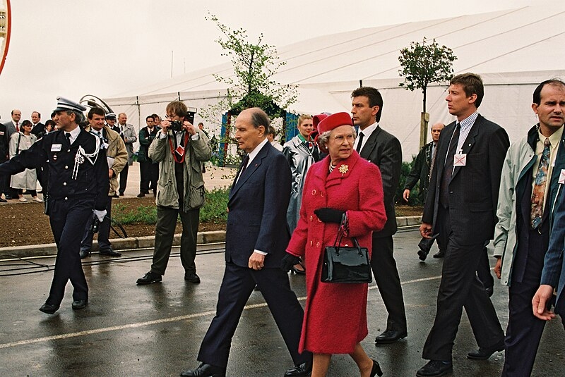 A cerimônia de inauguração contou com a presença de Elizabeth 2ª (1926-2022), então rainha do Reino Unido, e François Mitterrand (1916 - 1996), presidente da França à época. 

 Reprodução: Flipar