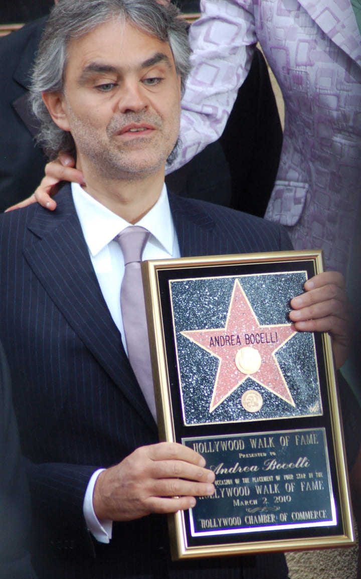 Em 2010, Bocelli foi eternizado na Calçada da Fama em Hollywood por sua contribuição para a música mundial. 

 Reprodução: Flipar