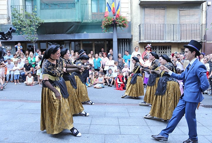 Andorra é casa de danças folclóricas como contrapàs e marratxa (foto), conservadas principalmente na cidade de Sant Julià de Lòria.   Reprodução: Flipar