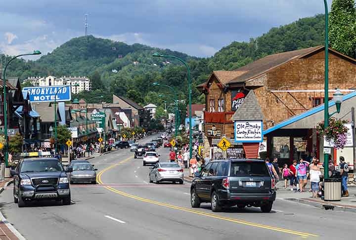 PIGEON FORGE (Tennessee) - População: 6.200. - Pigeon Forge, lar de Dollywood, celebra a cultura country com shows e atrações temáticas.  Reprodução: Flipar