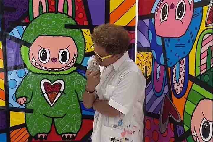 O artista plástico brasileiro Romero Britto viu-se no centro de uma nova controvérsia ao divulgar duas telas inspiradas no Labubu, personagem pop chinês que virou moda recentemente. 
 Reprodução: Flipar