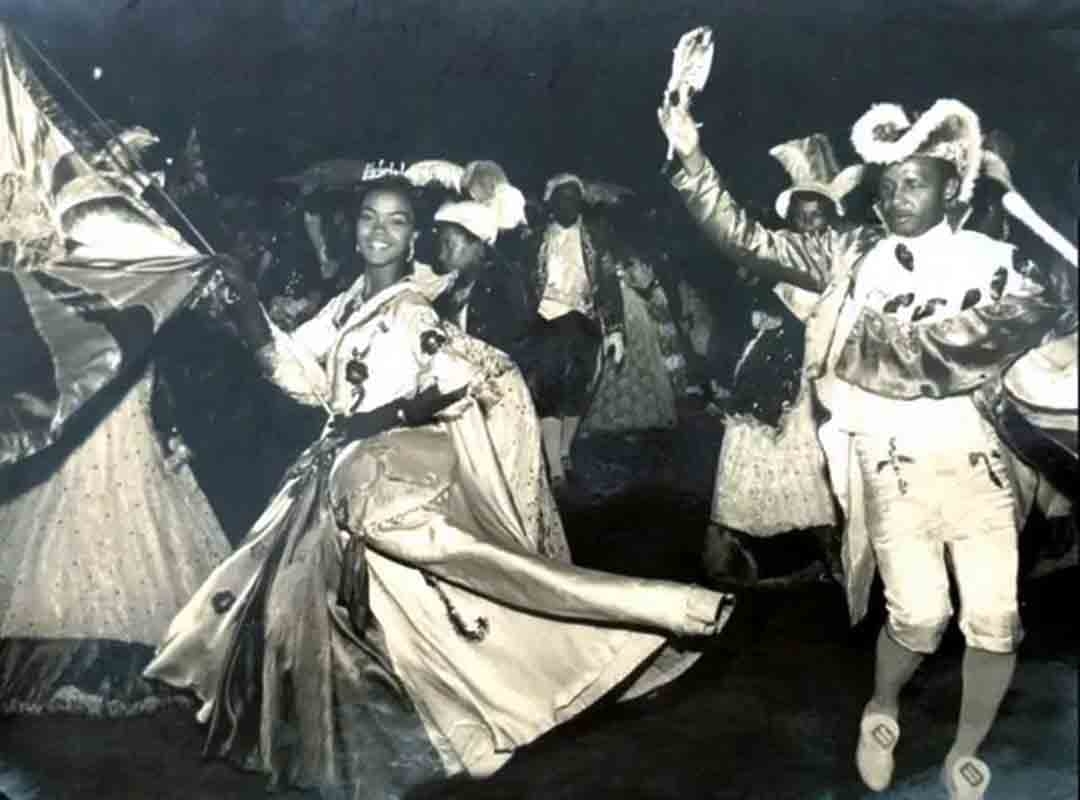 Nos anos seguintes, em 1929, o primeiro concurso de sambas, realizado na casa de Zé Espinguela, onde saiu vencedor o Conjunto Oswaldo Cruz, e do qual também participaram a Mangueira e a Deixa Falar. Reprodução: Flipar