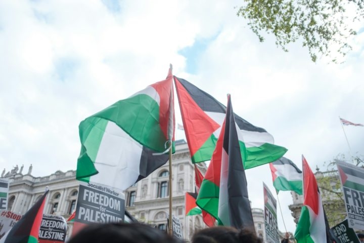 Em uma decisão considerada histórica, Espanha, Noruega e Irlanda anunciaram nesta quarta-feira (22/05) que irão reconhecer a Palestina como um Estado independente. Reprodução: Flipar