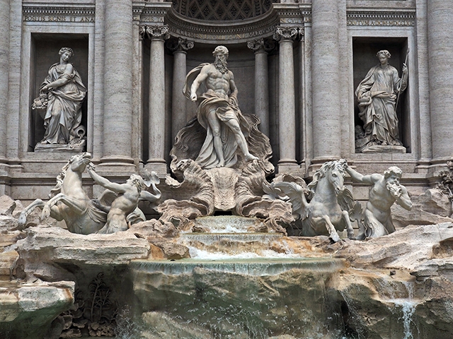 Obra barroca do escultor romano Nicola Salvi, baseada em projeto do napolitano Bernini, a Fontana di Trevi foi inaugurada em 1735. 
 Reprodução: Flipar