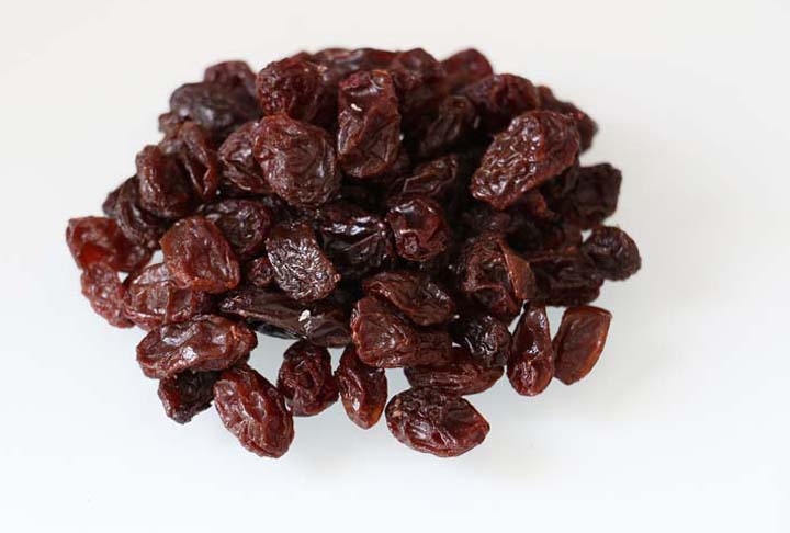 Passas - São uvas desidratadas. Elas são uma boa fonte de fibras, vitamina K e potássio. As passas podem ser consumidas como lanche, adicionadas a cereais ou saladas, ou usadas em receitas de sobremesas. Reprodução: Flipar