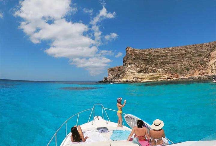 24º) Passeio de barco para a Lampedusa, Itália - Essa é para quem quer relaxar, curtir um mergulho de snorkel em águas cristalinas e ainda ter a chance de ver golfinhos e tartarugas de perto.