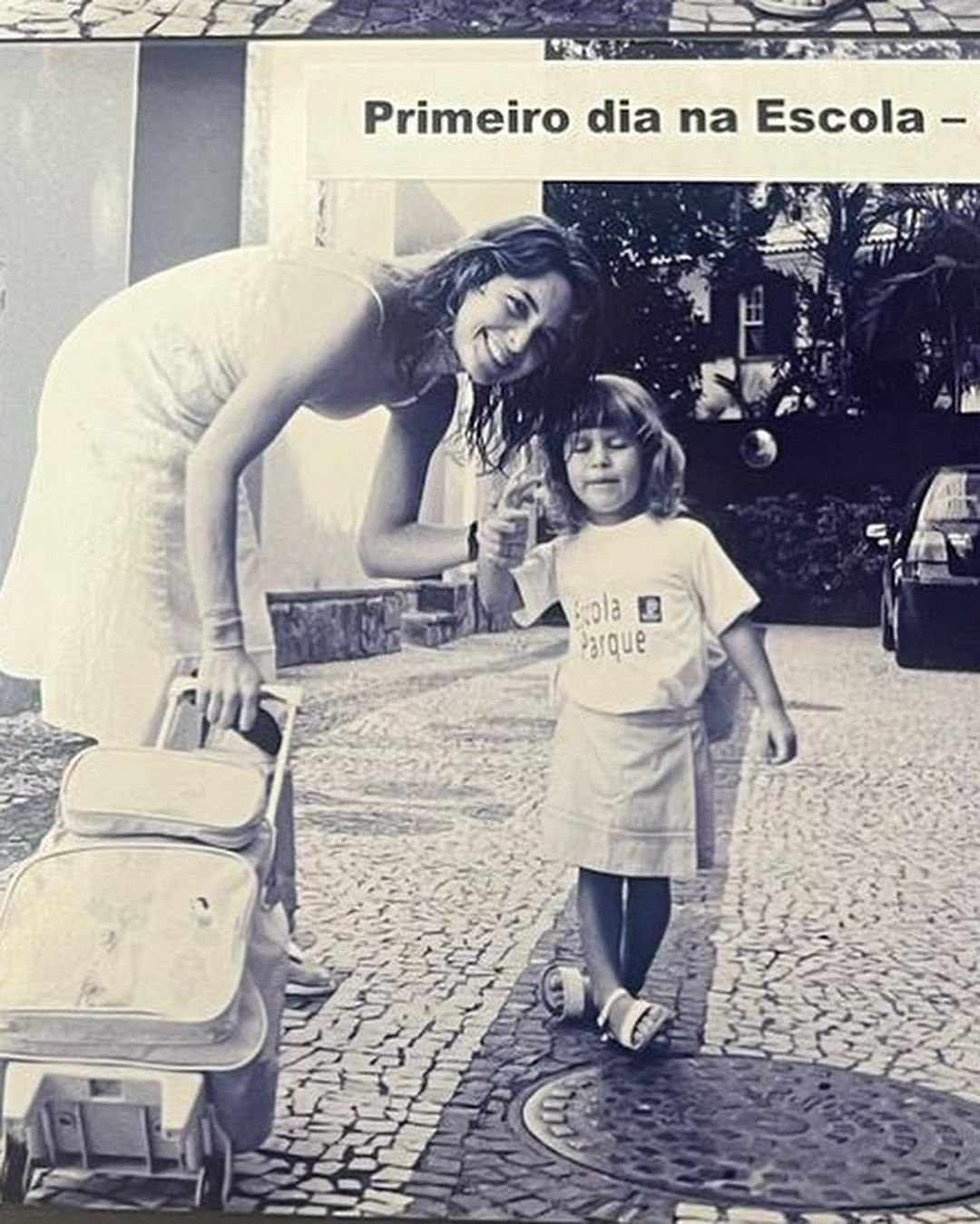 Claudia Abreuem foto com a filha em seu primeiro dia de escola Reprodução/Instagram