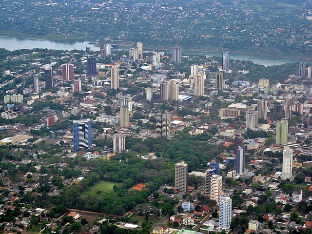 A cidade de Foz do Iguaçu, no Paraná, faz 110 anos em 10/6/2024. Situada a 643 km da capital Curitiba, ela ocupa uma área de 617 km² e tem cerca de 
286 mil habitantes. Pesquisas arqueológicas revelaram vestígios de presença humana na região já em 6.000 a.C.  Reprodução: Flipar