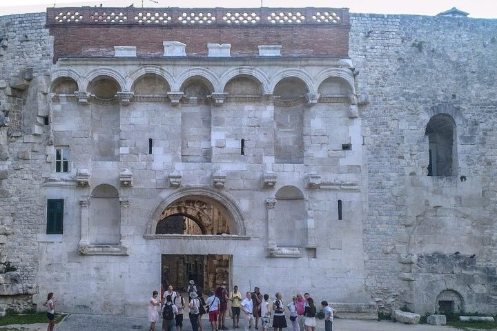 Além da beleza natural do litoral, Split tem palácios, estátuas, igrejas, monumentos históricos valiosos. Um dos mais importantes é o Palácio de Diocleciano, uma enorme fortaleza do Império Romano no século 4.  Reprodução: Flipar